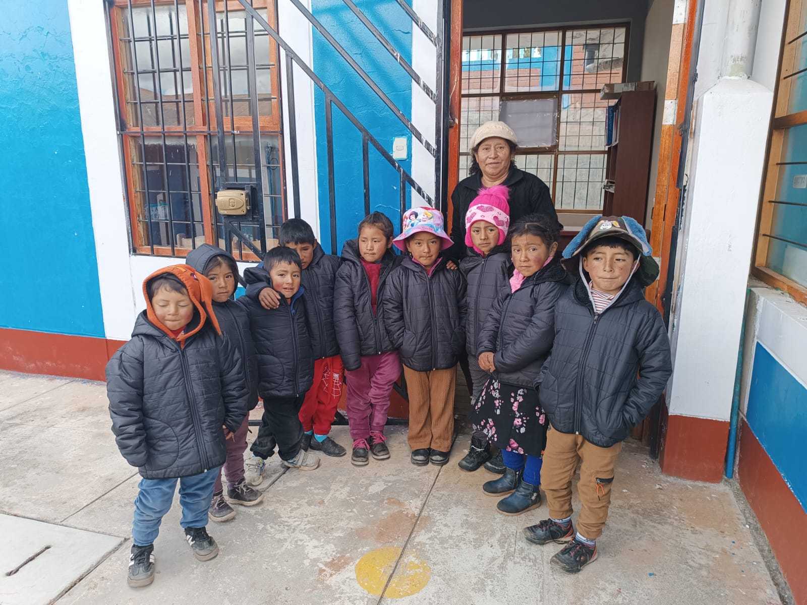 DISTRIBUYEN CASACAS PARA ESTUDIANTES DE 32 COLEGIOS EN HUAMALÍES ANTE BAJAS TEMPERATURAS
