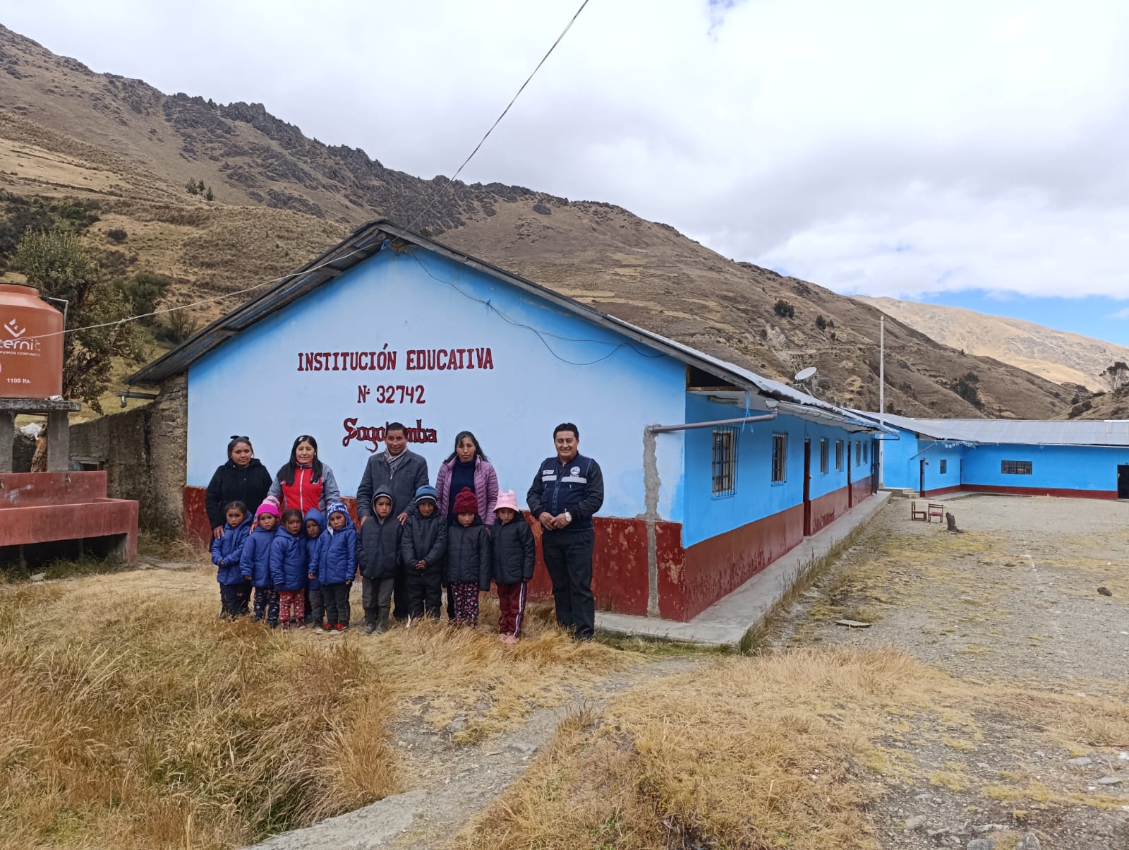 DISTRIBUYEN CASACAS PARA ESTUDIANTES DE 32 COLEGIOS EN HUAMALÍES ANTE BAJAS TEMPERATURAS