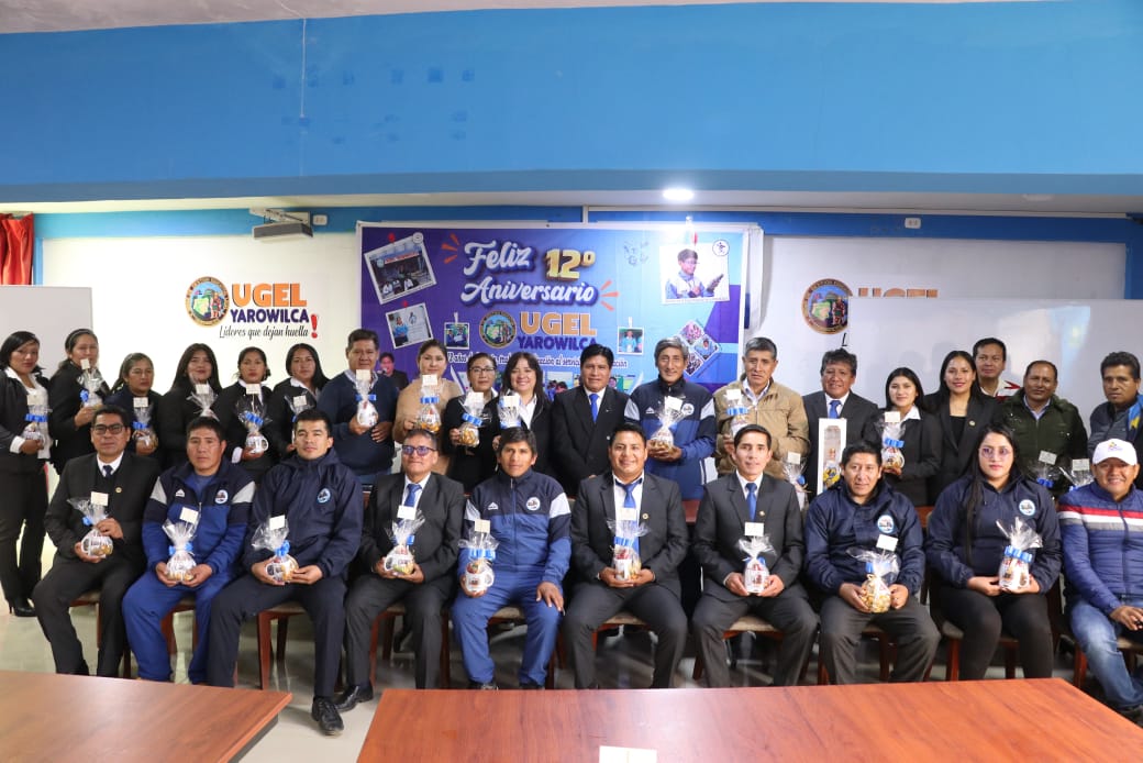 TITULAR DE EDUCACIÓN PARTICIPA EN ANIVERSARIO DE UGEL YAROWILCA Y COLEGIO TRES DE MAYO DE LAURICOCHA