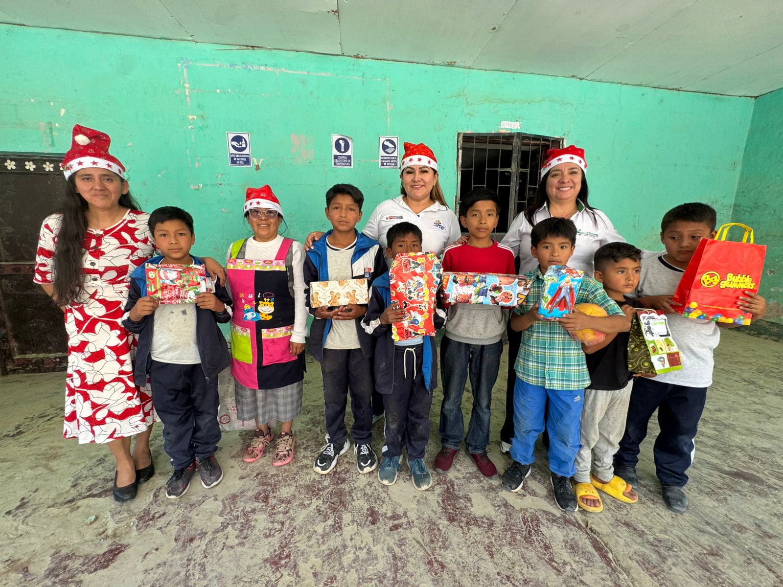 DRE HUÁNUCO LLEVA ALEGRÍA Y REGALOS A ESTUDIANTES DE CHURUBAMBA EN VÍSPERAS DE NAVIDAD