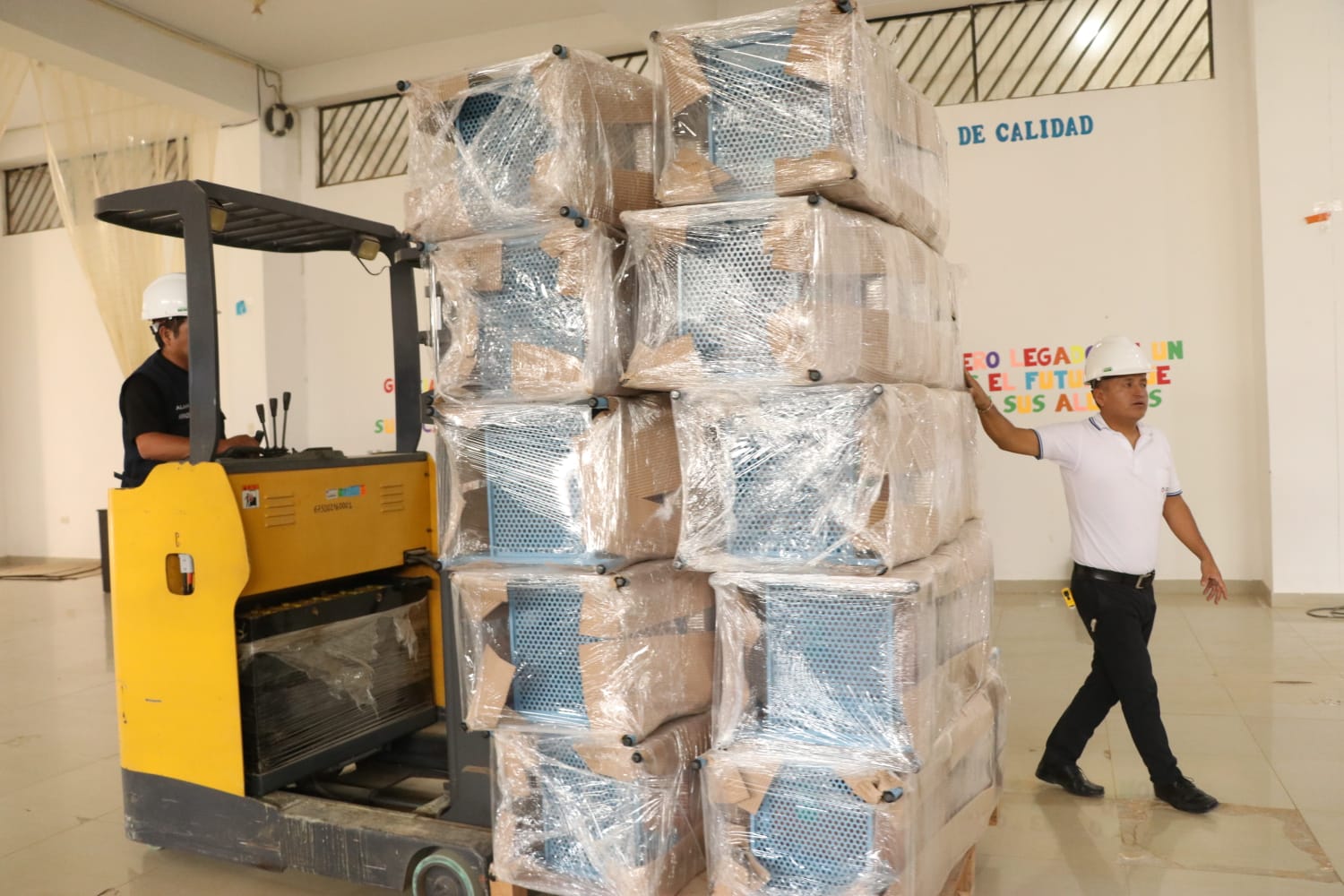 Gestión de Antonio Pulgar entrega 23 mil mobiliarios para colegios de Huánuco